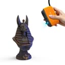 3DMakerpro Fox в руке сканирует темный матовый бюст