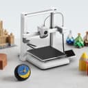 Anycubic Kobra 4 на рабочем столе с напечатанными моделями