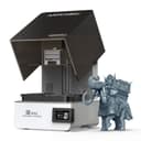 Anycubic Photon P1 Max с откинутой крышкой и напечатанной моделью