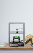 Creality Ender-3 V3 на рабочем столе: портал, стол 220 × 220 мм и сенсорный экран