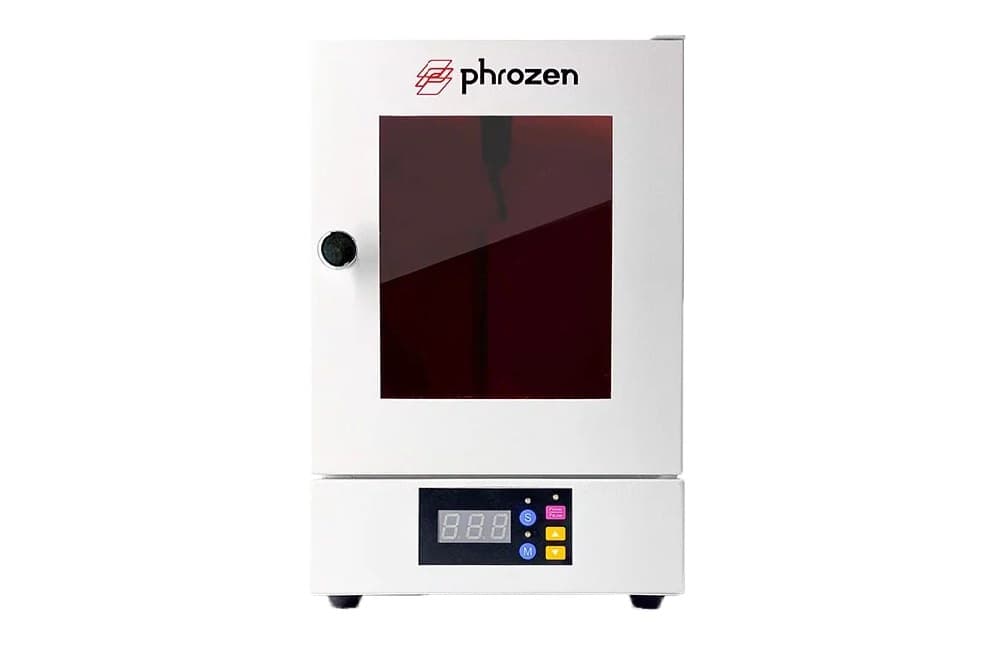 Phrozen Cure V2 спереди: красное защитное окно и кнопки управления