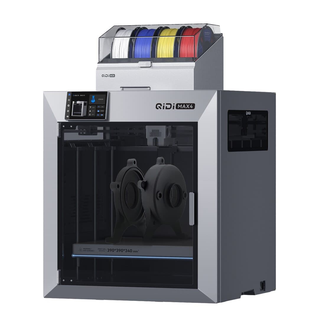 QIDI Max4 Combo в три четверти с напечатанной деталью в камере