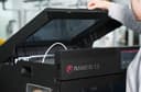 Raise3D E3 с открытой верхней крышкой в рабочем помещении