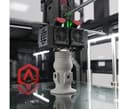 Печатающая головка Raise3D Forge1 печатает деталь из металлического филамента