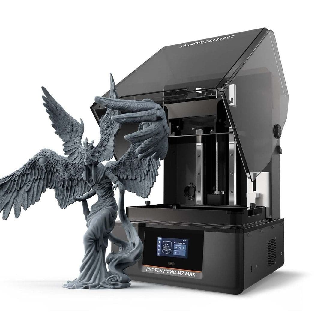 Anycubic Photon M7 Max с открытой крышкой и примером крупной печати