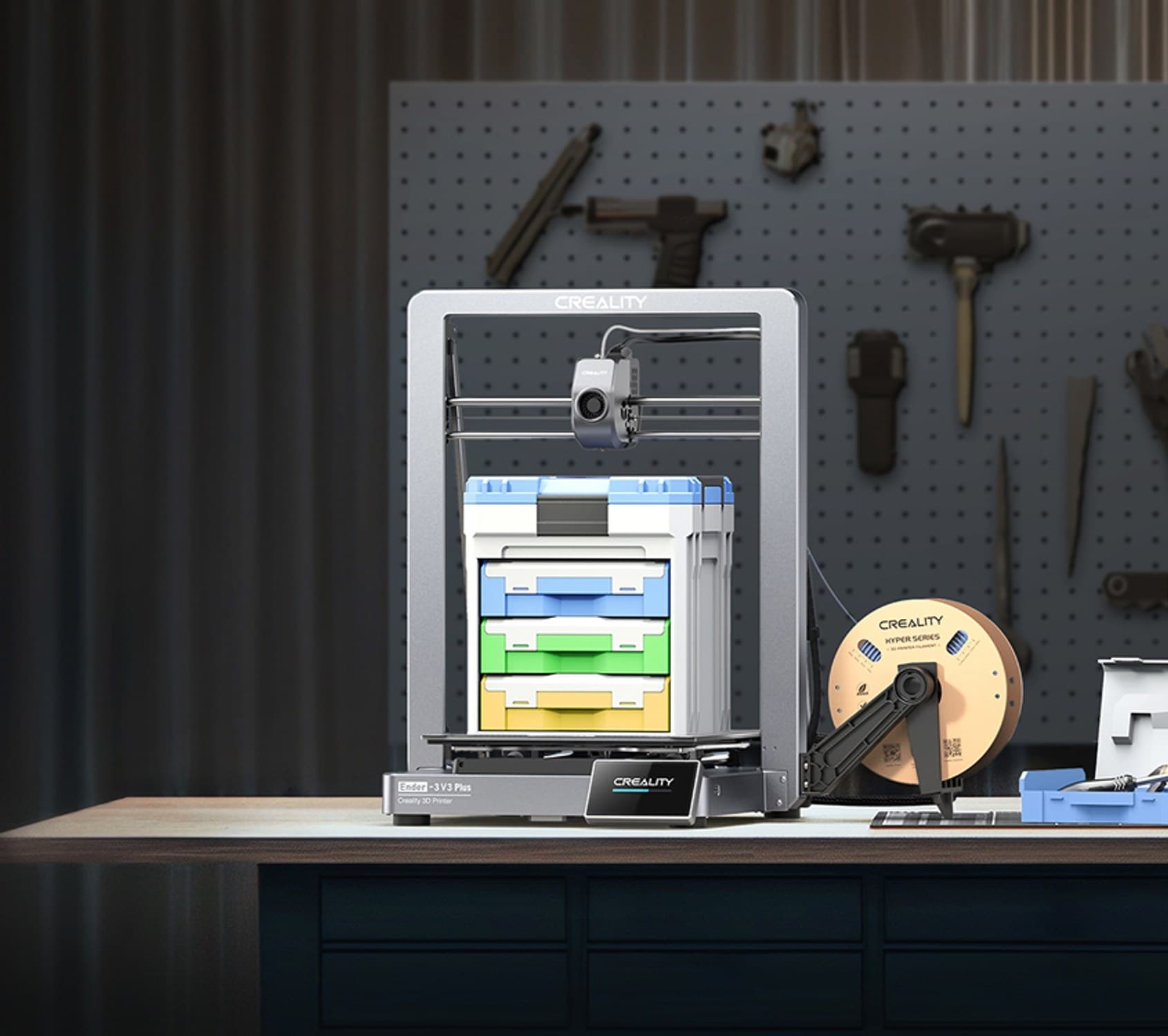 Creality Ender-3 V3 Plus на верстаке рядом с держателем катушки