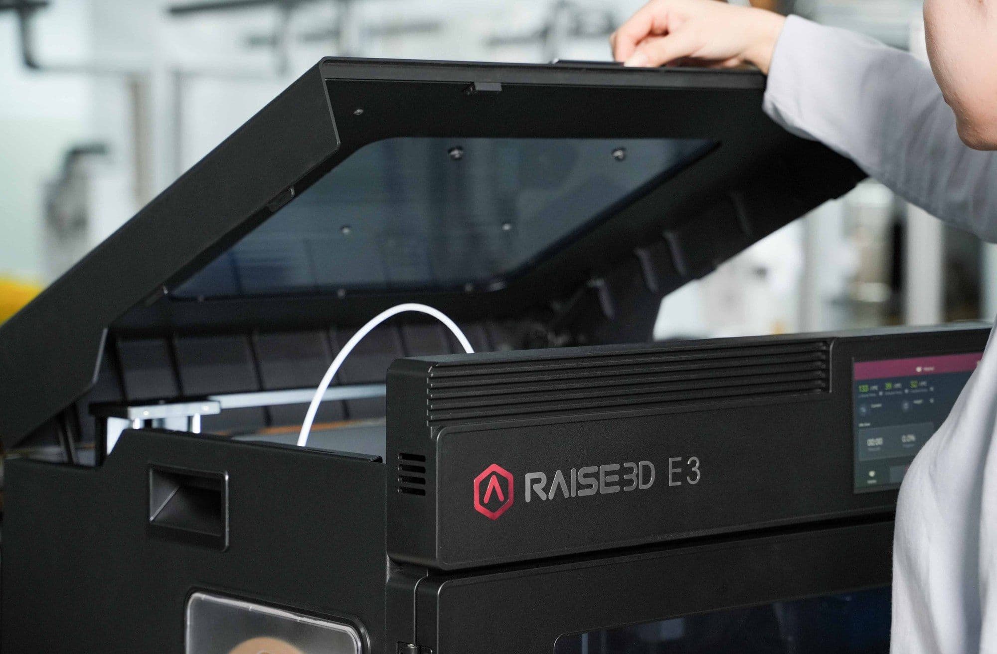 Raise3D E3 с открытой верхней крышкой в рабочем помещении