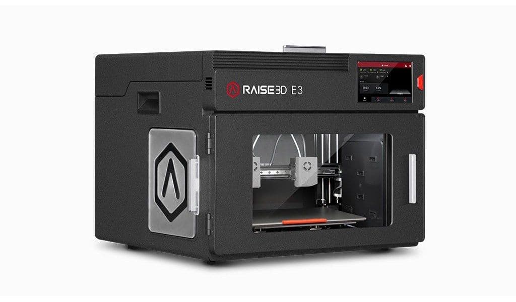 Raise3D E3 в три четверти: боковая панель и прозрачная дверца камеры