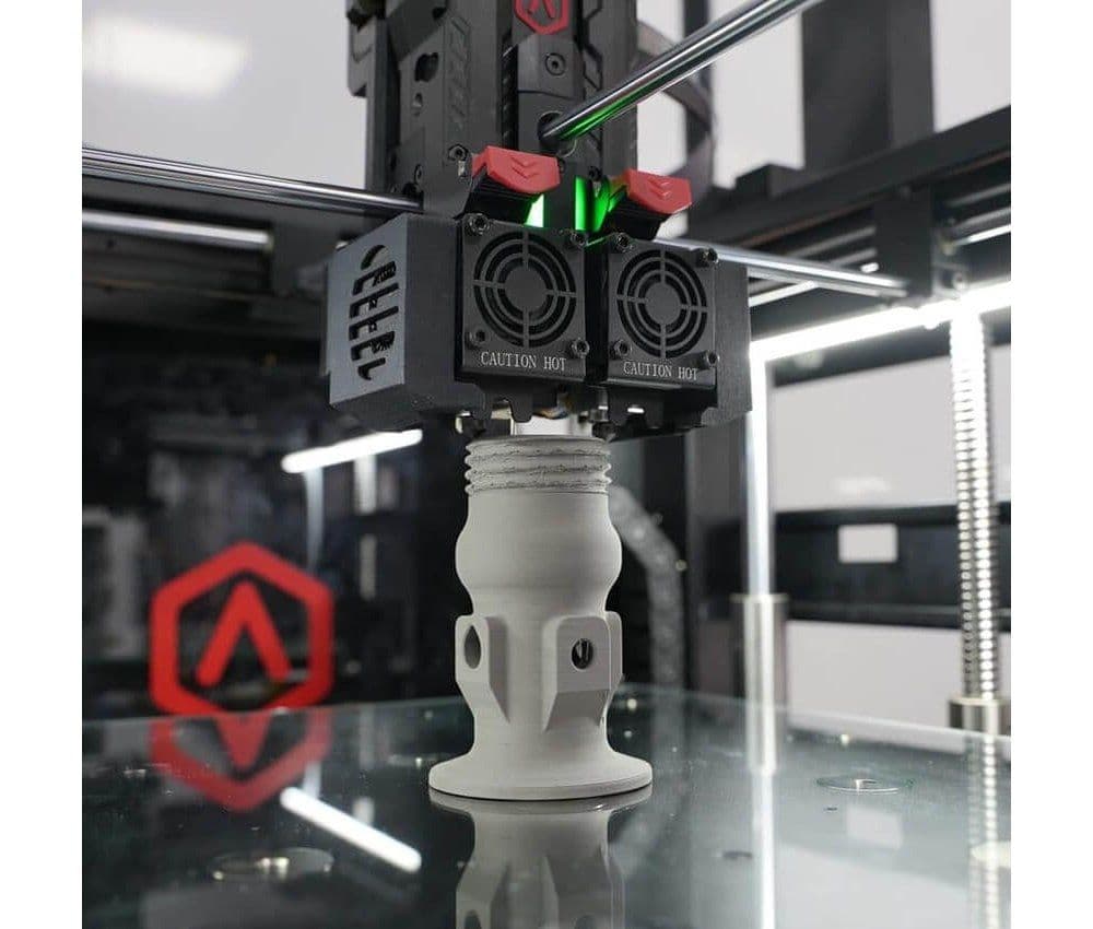 Печатающая головка Raise3D Forge1 печатает деталь из металлического филамента